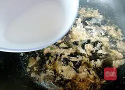 Illustration of how to make fungus and egg soup 12