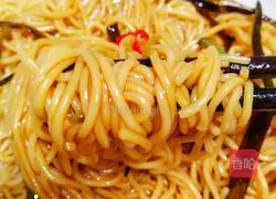 Illustration of how to make noodles with scallion oil 8