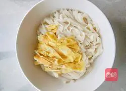 Illustration of how to make sour soup noodles 11