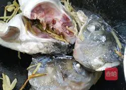 Illustration of how to make fragrant fish head soup 6