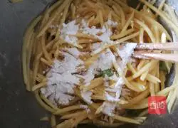 Illustration of how to make cheese and potato shreds 4