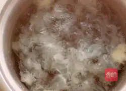 Purple Illustration of how to make potato, red dates and white fungus soup 7