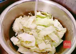 Illustration of how to make vannamei shrimp and carrot soup 6