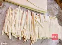 Illustration of hand-rolled kimchi noodles 3