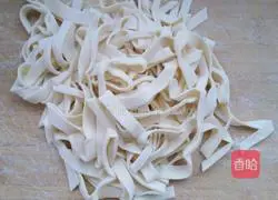 Illustration of how to make hand-made noodles with shredded beans and pork 5