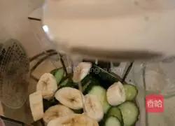 Illustration of how to make cucumber and banana intestine juice 7
