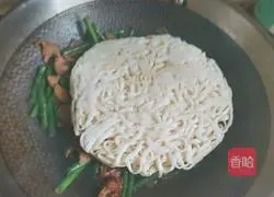 Illustration of how to make steamed beans and braised noodles 8