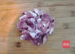 Illustration of how to make mushroom and wolfberry lean meat soup 3