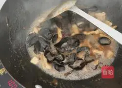 Illustration of how to make fried meat with celery and fungus 7