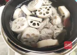 Black bean, lotus root and pork bone soup recipe 5