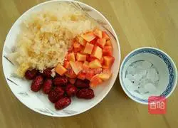 Illustration of how to make papaya, red dates and white fungus soup 2