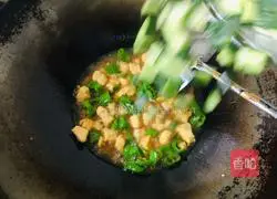 Illustration of how to make fried cucumber and diced chicken 4