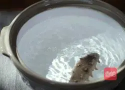 Illustration of how to make sea cucumber with distiller's grains 1