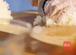 Illustration of how to make papaya, white fungus, milk and sugar water 2