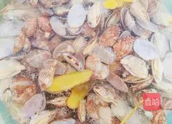 Illustration of how to make garlic vermicelli clams 6