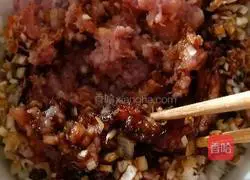 Illustration of how to make pork and green onion buns 16