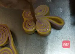 Illustration of how to make butterfly steamed buns 10