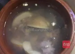 Illustration of how to make lean pork soup with Sichuan scallops, coconut rock sugar and snow pear 5