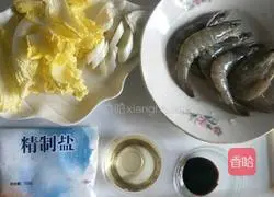 Fresh Shrimp Hands in Clear Soup Illustration of how to roll dough 4