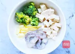 Illustration of how to make broccoli, shrimp and tofu soup 1