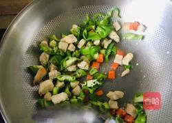 Illustration of how to cook diced chicken with green pepper 4