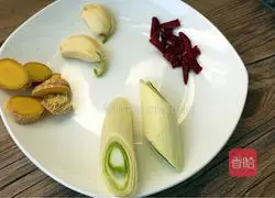 Illustration of how to make spicy braised chicken feet 2