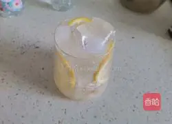 Illustration of how to make lychee lemon ice drink 6