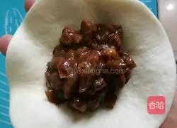 Illustration of how to make barbecued pork buns 7