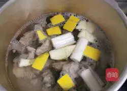 Illustration of how to make spareribs and lotus root soup 4 
