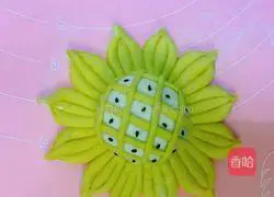 Illustration of how to make sunflower steamed buns 14