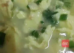 Illustration of how to make green onion and egg soup 5