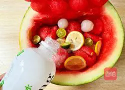 Illustration of how to make summer watermelon bubble bucket 8
