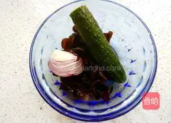 Cucumbers and onions mixed with fungus Illustration of how to do it 1