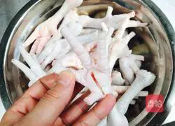 Illustration of the practice of subduing dragon claws 1