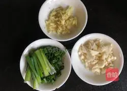 Illustration of how to stir-fry shredded pork with king oyster mushroom 5