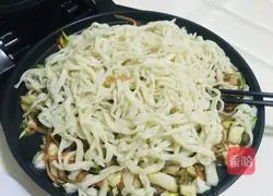 Illustration of how to make black pepper beef fried noodles with electric baking pan 12