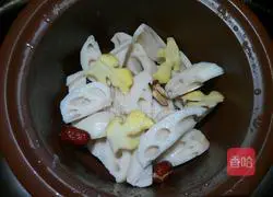 Lotus root and pork bone soup recipe 6