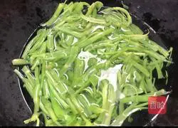 Illustration of how to mix water spinach stems with chili sauce (weight loss version) 5