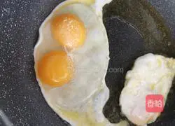 Illustration of how to make egg and scallion noodles 1