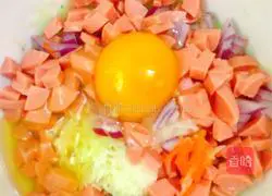 Illustration of how to make cucumber and potato egg pancakes 3