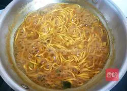 Illustration of how to make curry potato and egg noodles 7
