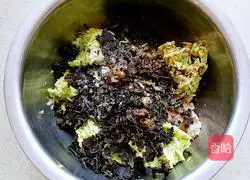 Illustration of how to make dumplings stuffed with zucchini and fungus 7