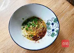 Illustration of how to make spicy and sour cold noodles 4