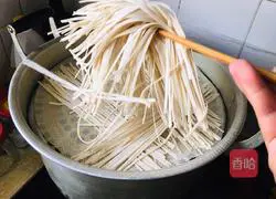 Illustration of how to make steamed beans and braised noodles 12