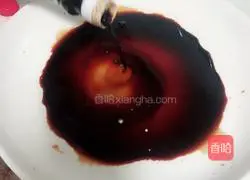 Illustration of how to make noodles with scallion oil 1