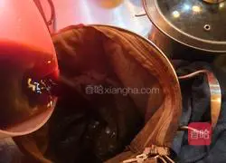 Illustration of how to make Hong Kong-style milk tea 4