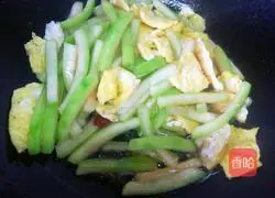 Illustration of how to make scrambled eggs with watermelon rind 11