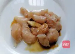 Illustration of how to make claypot rice with mushrooms and chicken 3