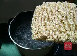 Illustration of how to make spicy fried noodles with ham sausage 3