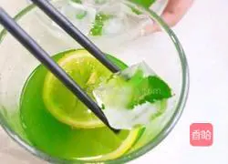 Illustration of how to make mint lemon green juice ice drink 4